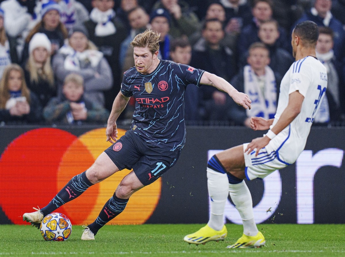 epa11150933 Manchester City's Kevin De Bruyne and FCK's Elias Achouri in action during the UEFA Champions League round of 16 first leg soccer match between FC Copenhagen and Manchester City, ...