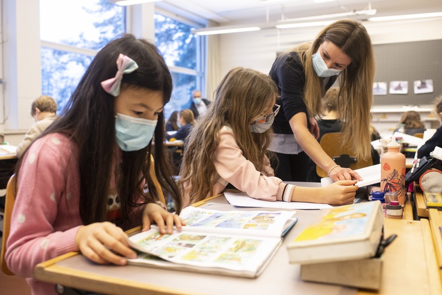 Klassenlehrerin Amanda Zuercher spricht mit den Kinder mit Atemschutzmasken im Unterricht im Schulhaus Fluntern, aufgenommen am Montag, 25. Januar 2021 in Zuerich. Schuelerinnen und Schuelern ab der 4 ...