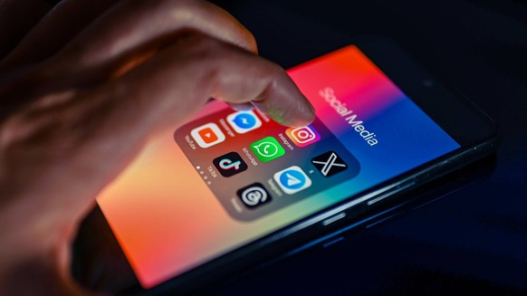 Social Media Apps auf Smartphone: X, WhatsApp, Instagram, TikTok,Threads,Telegram, YouTube. (Symbolbild)