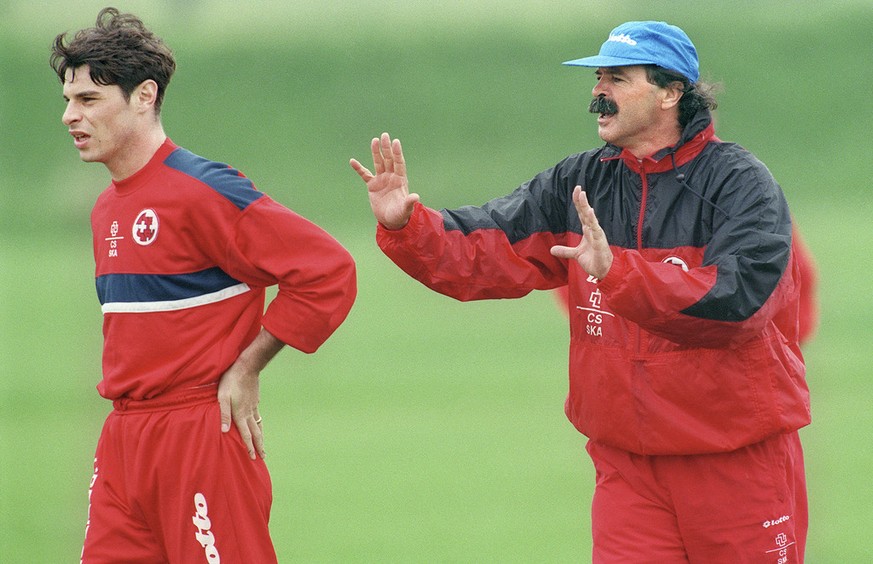 Artur Jorge, Trainer der Schweizer Fussballnationalmannschaft, rechts, gibt am 18. Juni 1996 dem Nationalspieler Ciriaco Sforza, links, vor dem Vorrundenspiel der Schweiz gegen Schottland an der Fussb ...