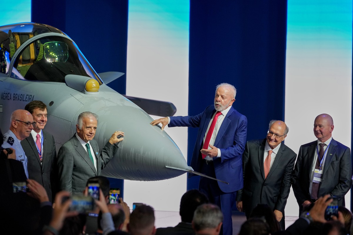 Brazilian President Luiz Inacio Lula da Silva, center, stands next to an F-39E Gripen fighter jet during a ceremony presenting the first supersonic aircraft assembled in Brazil, developed by Saab, at  ...