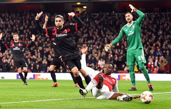 epa06606977 Arsenal&#039;s Danny Welbeck (C) reacts in the penalty box during the UEFA Europa League round of 16, second leg soccer match between Arsenal FC and AC Milan in London, Britain, 15 March 2 ...