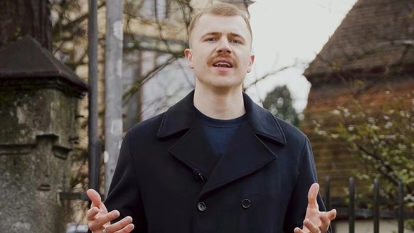 Influencer Joung Gustav nimmt in einem TikTok-Video Stellung zu den Folgen seiner politischen Statements.