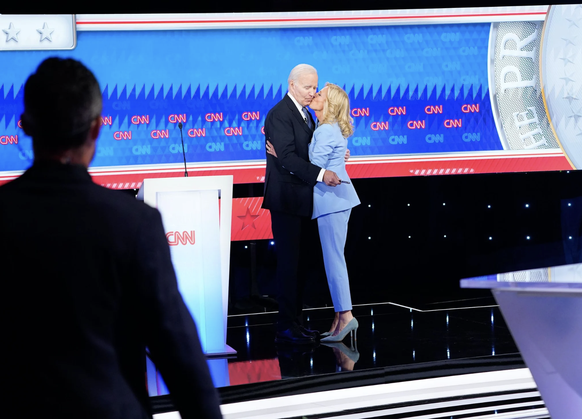 Jill Biden umarmt nach der vermasselten TV-Debatte am27. Juni 2024 ihren Gatten Joe.