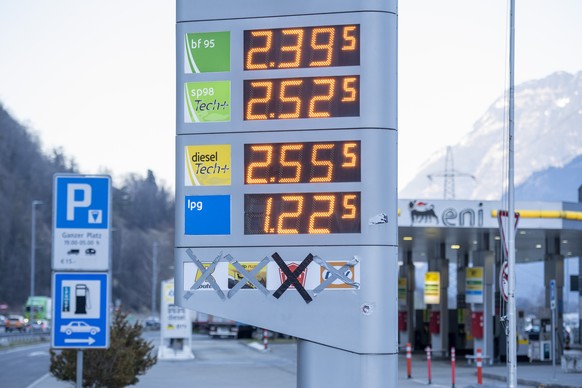 Eine Eni Tankstelle an der A-2 Autobahnraststaette Erstfeld praesentiert seine Benzinpreise am Donnerstag, 10. Maerz 2022, in Erstfeld im Kanton Uri. Wegen dem Krieg in der Ukraine sind die Rohoelprei ...