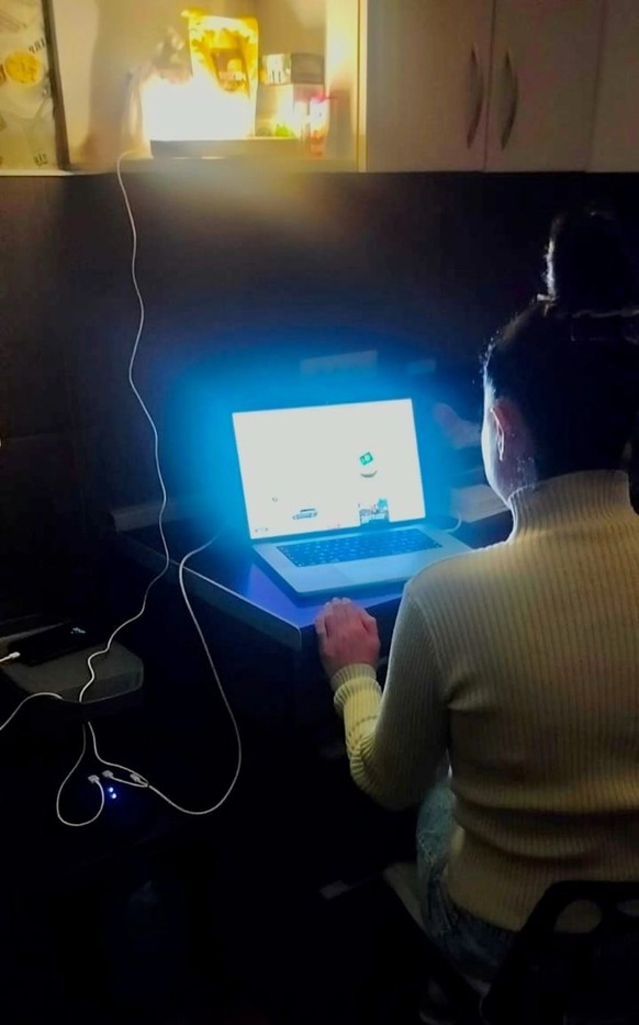 Dank eines externen Energiespeichers kann Sweta mit etwas Licht zuhause arbeiten.