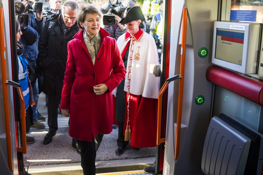 Simonetta Sommaruga, Conseillere federale, entre dans un train lors de l&#039;inauguration du Leman Express, le plus grand reseau ferroviaire transfrontalier d&#039;Europe le jeudi 12 decembre 2019 en ...