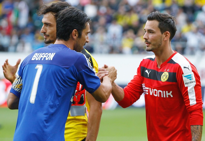 Handshake mit einem ganz Grossen. Roman Bürki mit Gianluigi Buffon.