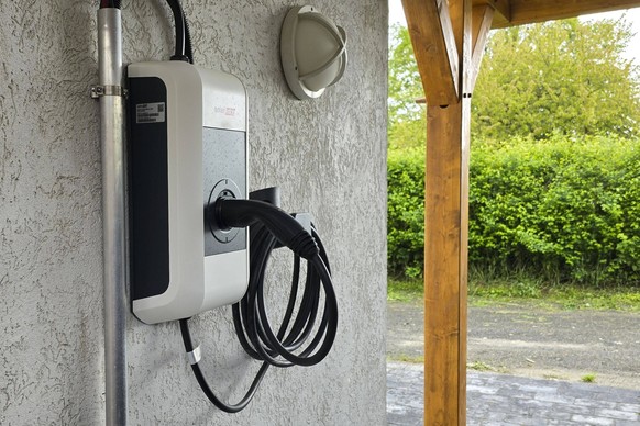 Ladung eines E-Fahzeugs an einer privaten Wallbox. Symbolfoto, Themenfoto Eldagsen, 25.04.2024 *** Charging an electric vehicle at a private wallbox Symbol photo, theme photo Eldagsen, 25 04 2024 Foto ...
