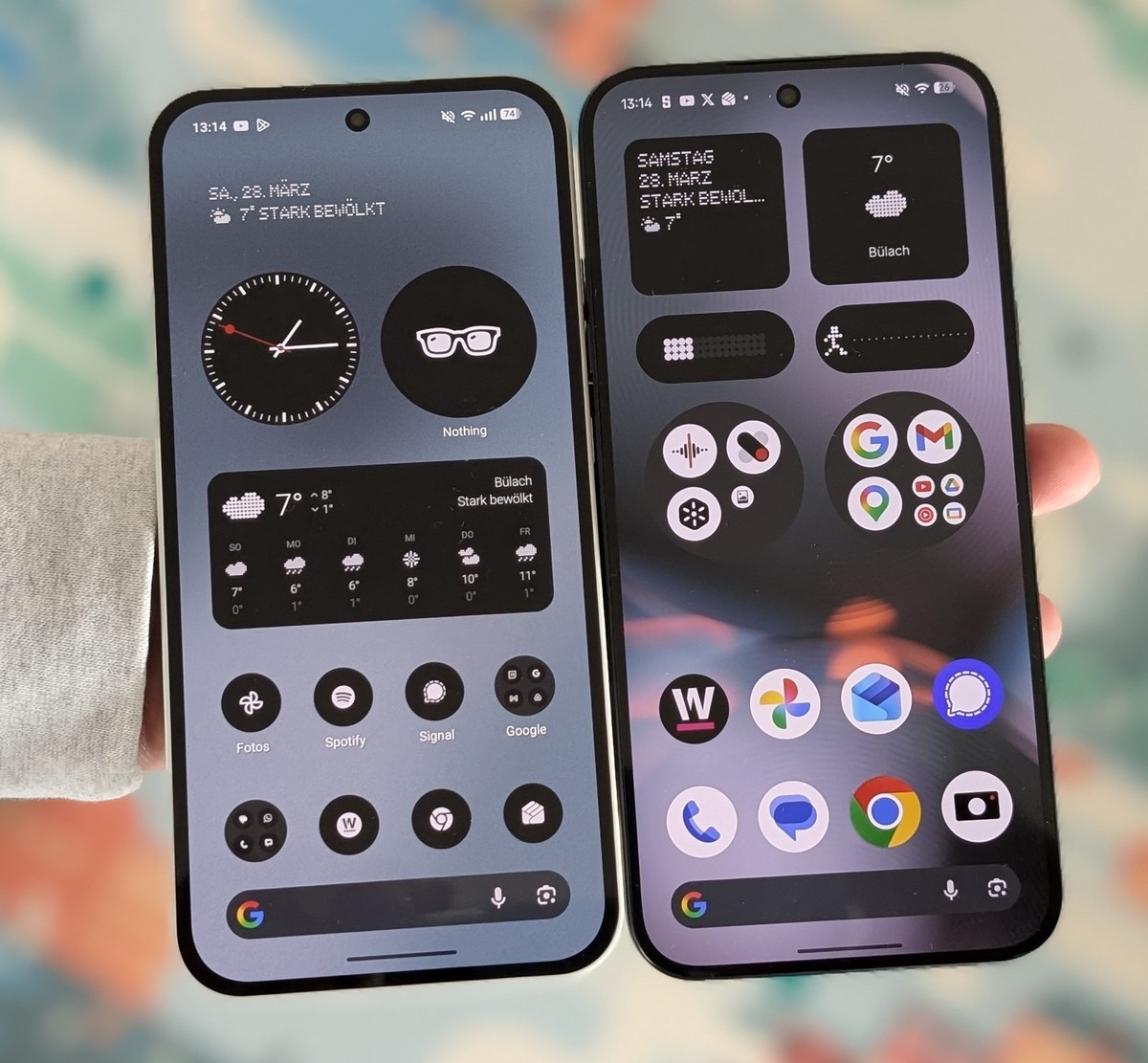 Von vorn kaum zu unterscheiden: Nothing Phone 4a und 4a Pro (rechts).