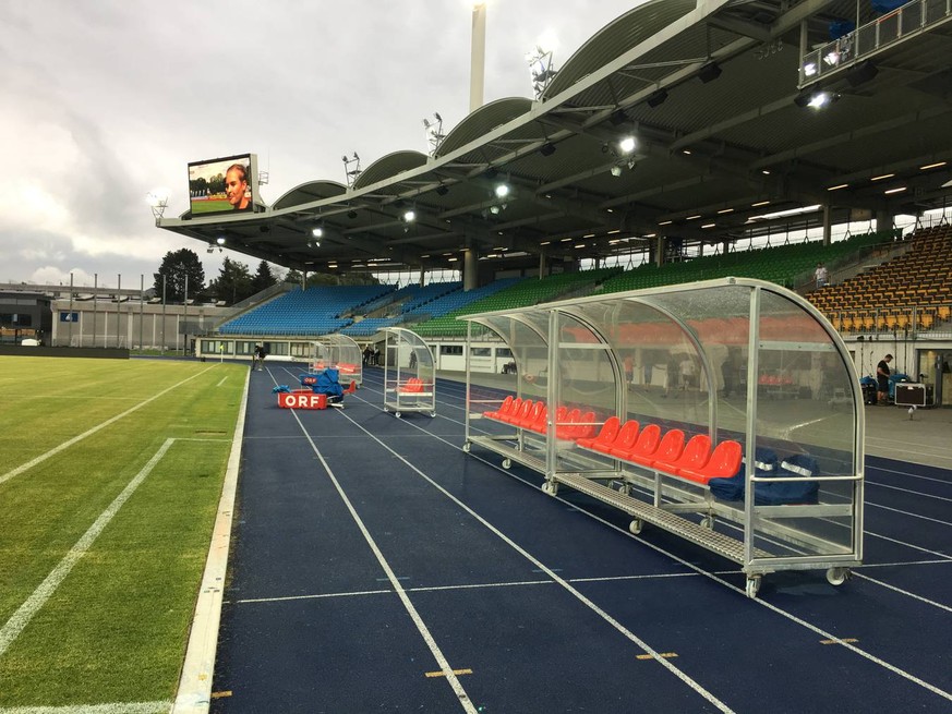 Diese nicht gerade gemütliche Ersatzbank erwartet den FC Basel in Linz.