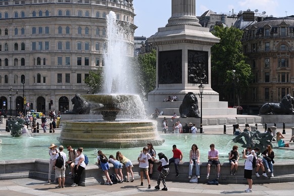 epa09356595 Londoners cool down by the fountains of Trafalgar Square in London, Britain, 21 July 2021. The Met Office has issued its first ever extreme heat warning for Great Britain as temperatures e ...