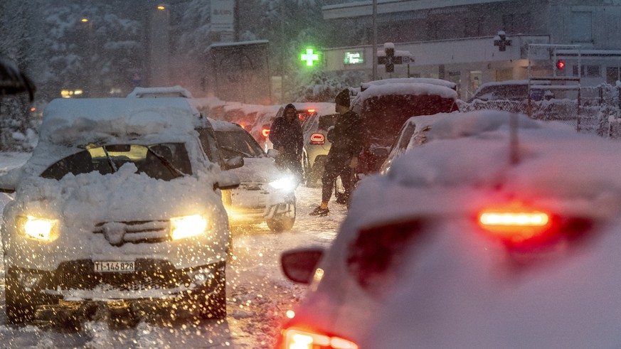 Der Verkehr ist verlangsamt wegen schneebedeckter Strassen, am Freitag, 4. Dezember 2020, in Stabio. Das Tessin ist am Freitagmorgen unter einer Schneedecke aufgewacht. Es galt Gefahrenstufe vier von  ...