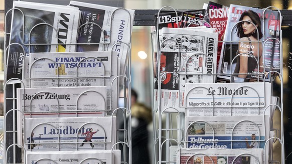 Ein Staender mit diversen Zeitungen und Zeitschriften, fotografiert am Dienstag, 1. Februar 2022 im Bahnhof Zuerich. Am 13. Februar wird die Schweizer Bevoelkerung in einer Volksabstimmung ueber das & ...