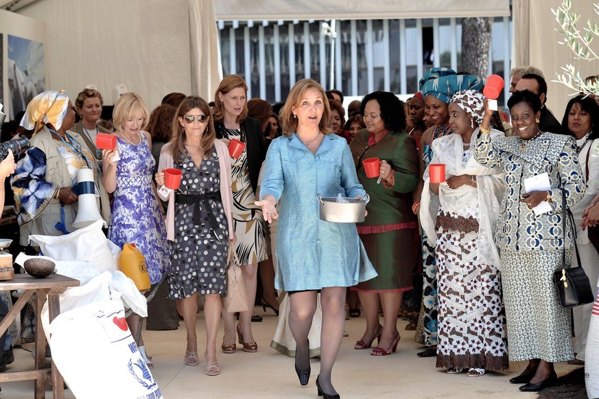 epa01790388 World Food Programme (WFP) chief executive Josette Sheeran (C) welcomes Canadian Premier Stephen Harper&#039;s wife Laureen, British Premier Gordon Brown&#039;s wife Sarah, European Commis ...