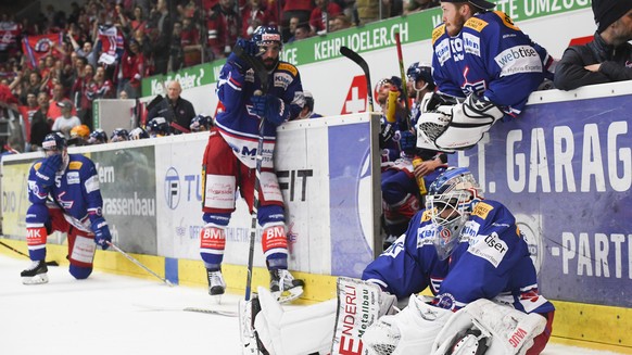 Enttaeuschte Klotener im siebten Eishockey Spiel der Ligaqualifikation der National League zwischen dem EHC Kloten und den SC Rapperswil-Jona Lakers, am Mittwoch, 25. April 2018, in der Swiss Arena in ...