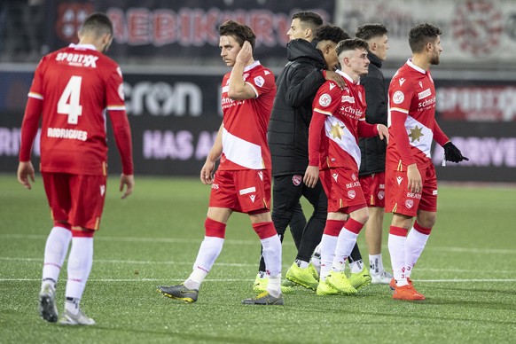 Thuns Spieler sind enttaeuscht im Fussball Meisterschaftsspiel der Super League zwischen dem FC Thun und dem FC Lugano, am Sonntag, 24. November 2019, in der Stockhorn Arena in Thun. (KEYSTONE/Peter S ...