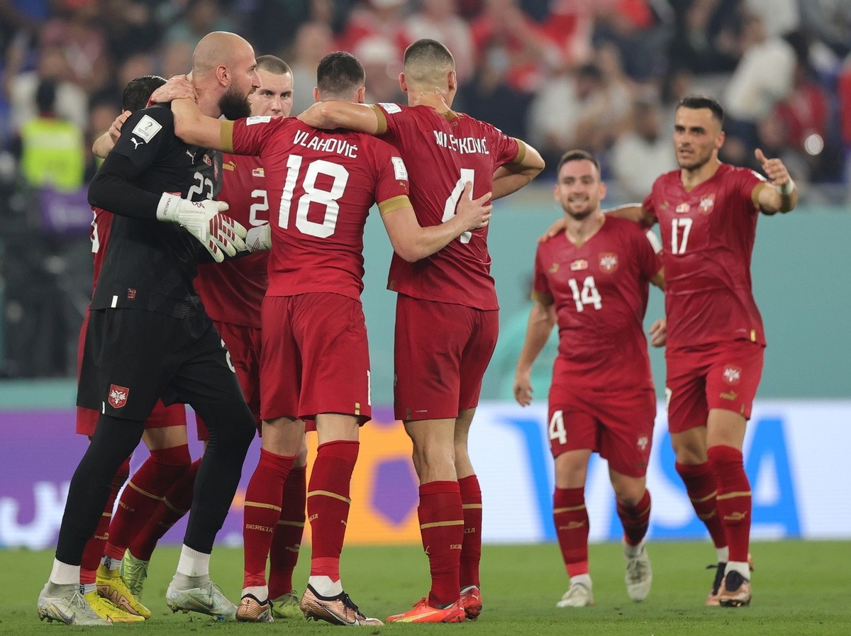 epa10345093 Dusan Vlahovic (C) of Serbia celebrates scoring the 2-1 lead during the FIFA World Cup 2022 group G soccer match between Serbia and Switzerland at Stadium 947 in Doha, Qatar, 02 December 2 ...