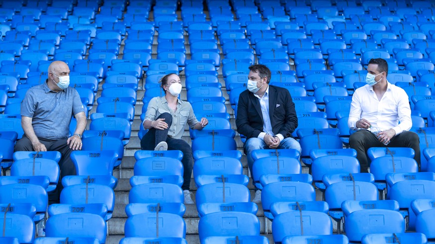 Ein Teil des des Verwaltungsrates der FC Basel Holding AG mit Christian Gross, Sophie Herzog, Andreas Rey und David Degen, von links, beim Training des FC Basel 1893 im Stadion St. Jakob-Park in Basel ...