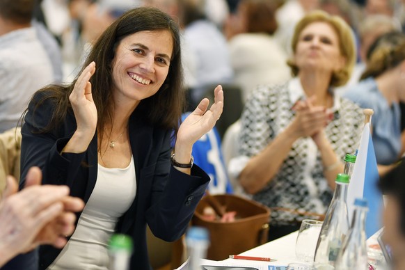 Applaus in der Schlussabstimmung an der Delegiertenversammlung der FDP Schweiz in Zuerich am Samstag, 22. Juni 2019. (KEYSTONE/Walter Bieri)