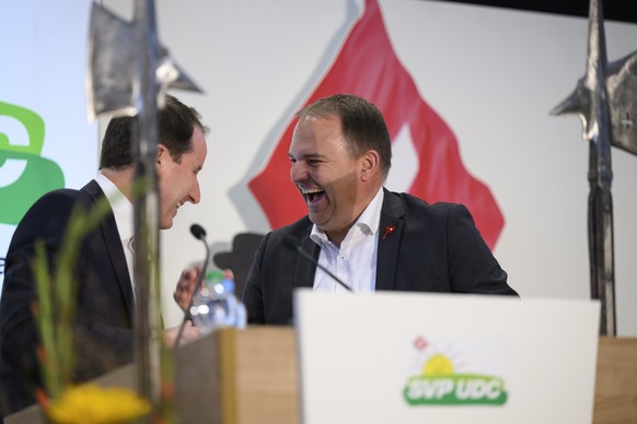 Marcel Dettling, SVP-SZ, SVP Praesident begruesst Thomas Aeschi, Fraktionspraesident SVP Schweiz und Nationalrat SVP-ZG, spricht waehrend der Delegiertenversammlung der Schweizerischen Volkspartei SVP ...