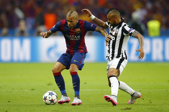 Football - FC Barcelona v Juventus - UEFA Champions League Final - Olympiastadion, Berlin, Germany - 6/6/15
Barcelona&#039;s Dani Alves in action Juventus&#039; Arturo Vidal 
Reuters / Darren Staple ...