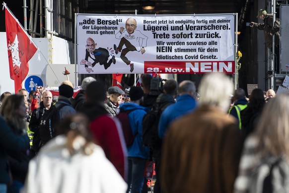 Personen versammeln sich bei einer Kundgebung gegen die Corona Massnahmen, am Samstag, 23. Oktober 2021, in Bern. (KEYSTONE/Peter Schneider)