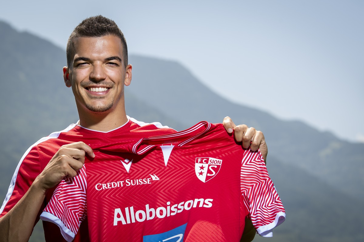 Kevin Bua, le nouveau joueur du FC Sion pose avec le maillot du club lors d'une conference de presse du FC Sion avant la reprise du championnat de Super league le jeudi 22 juillet 2021 a Riddes.  ...