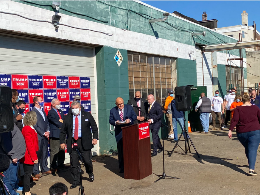 Zwischen einem Schrottplatz, einer Autobahn und einem «Bücherladen für Erwachsene»: Die von Trump gross angekündigte Pressekonferenz in Philadelphia.