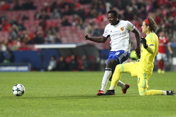 Basel&#039;s Dimitri Oberlin, left, and Benfica goalkeeper Mile Svilar challenge for the ball during the Champions League group A soccer match between SL Benfica and FC Basel at the Luz stadium in Lis ...