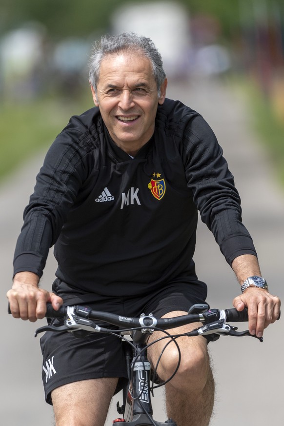 Basels Cheftrainer Marcel Koller auf dem Weg zum Trainingsplatz beim Trainingsstart des FC Basel 1893 in Basel, am Dienstag, 18. Juni 2019. (KEYSTONE/Georgios Kefalas)