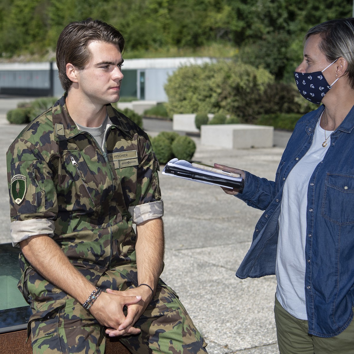 Der Eishockeyspieler Nico Hischier, von den New Jersey Devils, links, spricht mit Blick Journalistin Nicole Vandenbrouck bei einem Medientermin der Spitzensport-RS, am Mittwoch, 8. Juli 2020, in Maggl ...