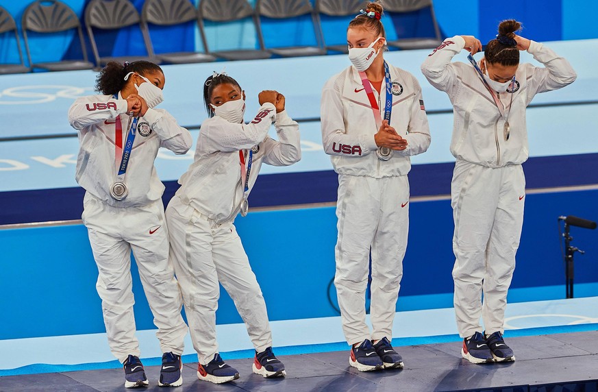 JULY 27, 2021, Tokyo, Japan: Silver medallists L-R JORDAN CHILES, SIMONE BILES, GRACE MCCALLUM and SUNISA LEE of the United States pose at a victory ceremony for the women s artistic gymnastics team a ...