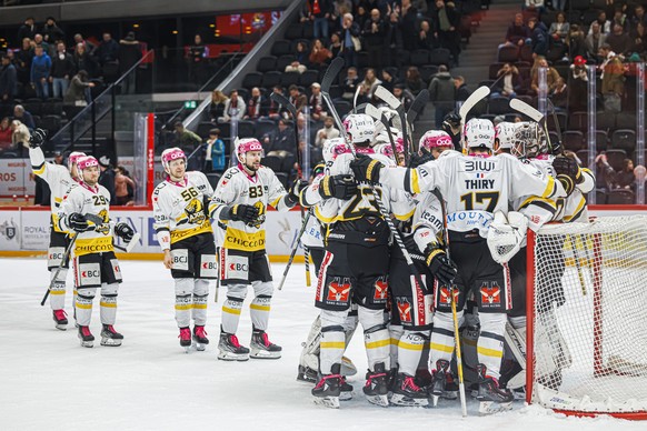 Les joueurs ajoulots celebrent leur victoire apres le match du championnat suisse de hockey sur glace de National League entre le Lausanne HC, LHC, et le HC Ajoie, ce vendredi 23 decembre 2022 a la pa ...