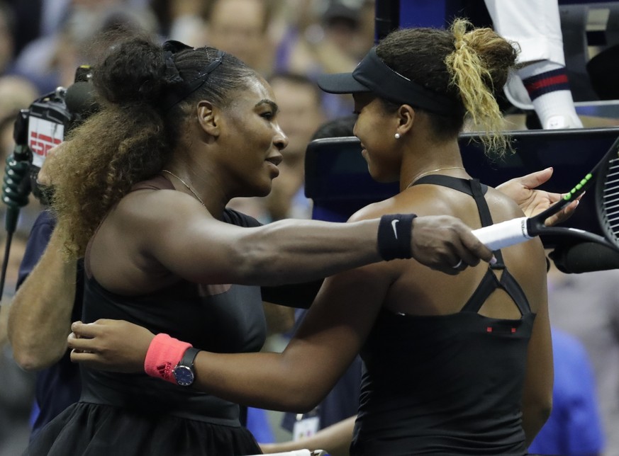 Serena Williams umarmt Naomi Osaka nach dem Final. Zu reden gibt allerdings mehr Williams Verhalten während dem Spiel als Osakas Triumph.&nbsp;