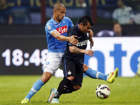 Gökhan Inler kann Inter's Gary Medel am Sonntag nicht aufhalten.