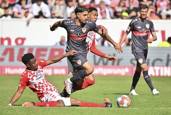 Mainz&#039;s Anderson Lucoqui, left, plays against Stuttgart&#039;s Omar Marmoush during a German Bundesliga soccer match between FSV Mainz 05 and VfB Stuttgart in Mainz, Germany, Saturday, April 16,  ...