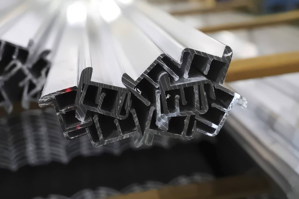 Aluminium-Vierkantrohre und Montagewinkel Lagerung und Transport von Aluminiumprodukten Aluminium-Vierkantrohre und Montagewinkel Lagerung und Transport von Aluminiumprodukten LicenseRF Copyright: xZo ...