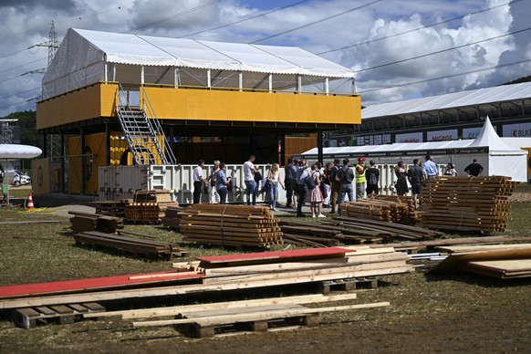 Besucher auf dem dem Festplatz waehrend einem Rundgang in der Schwingarena des Eidgenoessischen Schwing- und Aelplerfestes, ESAF, am Samstag, 20. August 2022, in Pratteln. Das ESAF findet vom 26. bis  ...