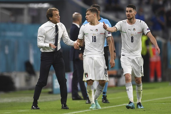 Italy&#039;s manager Roberto Mancini speaks to Italy&#039;s Nicolo Barella during a Euro 2020 soccer championship quarterfinal match between Belgium and Italy at the Allianz Arena in Munich, Germany,  ...