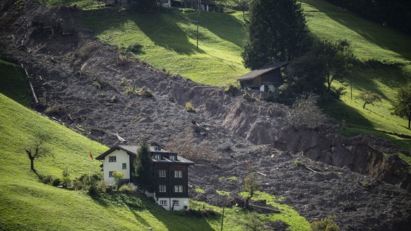 Blick auf den Erdrutsch, aufgenommen am Dienstag, 3. Oktober 2023, in Schwanden. Am 29. August hat sich ein Erdrutsch mit 30&#039;000 Kubikmeter Geroell ereignet. Zahlreiche Gebaeude wurden beschaedig ...