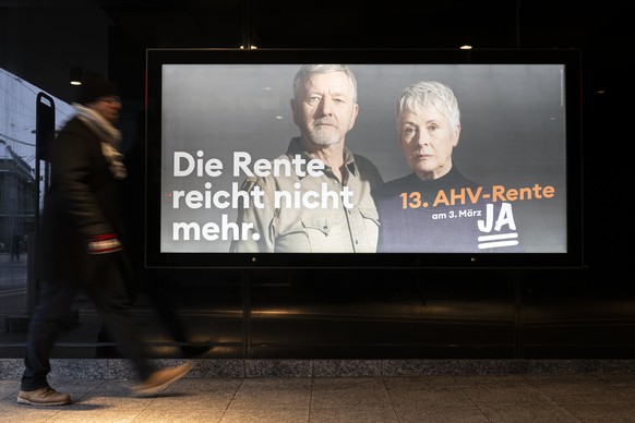 Ein Plakat des Ja-Komitees zur Abstimmung der Initiative fuer die 13. AHV Rente, fotografiert im Bahnhof Bern, am Dienstag, 9. Januar 2024 in Bern. Heute praesentiert das Initiativkomitee zentrale Arg ...