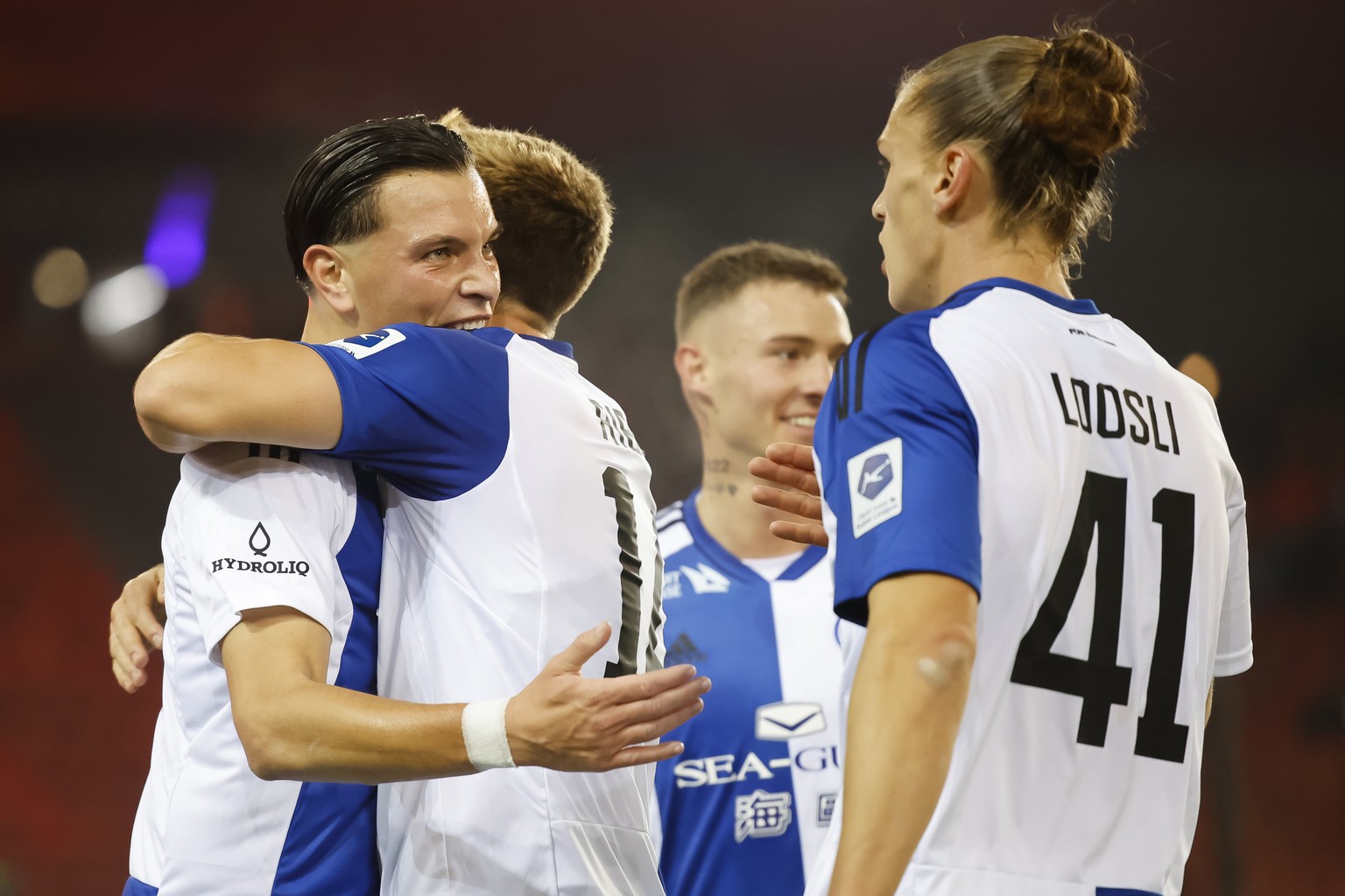 Grasshoppers Renat Dadashov, links, jubelt mit Tomas Ribeiro, Mitte, und Noah Loosli, rechts, nach seinem Tor im Fussball Meisterschaftsspiel der Super League zwischen dem Grasshopper Club Zuerich und ...