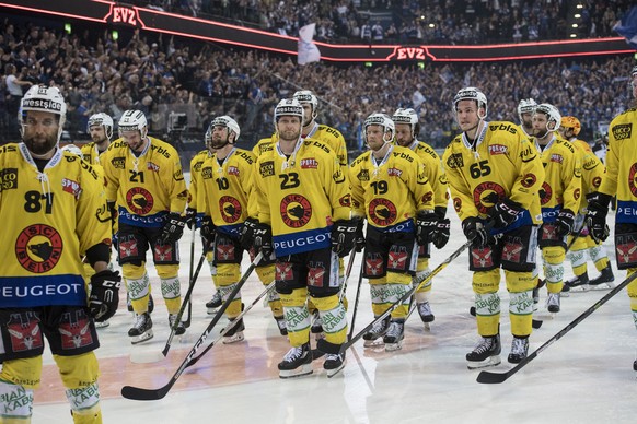 Enttaeuscht stehen die Berner auf dem Eis nach dem vierten Eishockey Playoff-Finalspiel der National League A zwischen dem EV Zug und dem SC Bern, am Donnerstag, 13. April 2017, in der Bossard Arena i ...