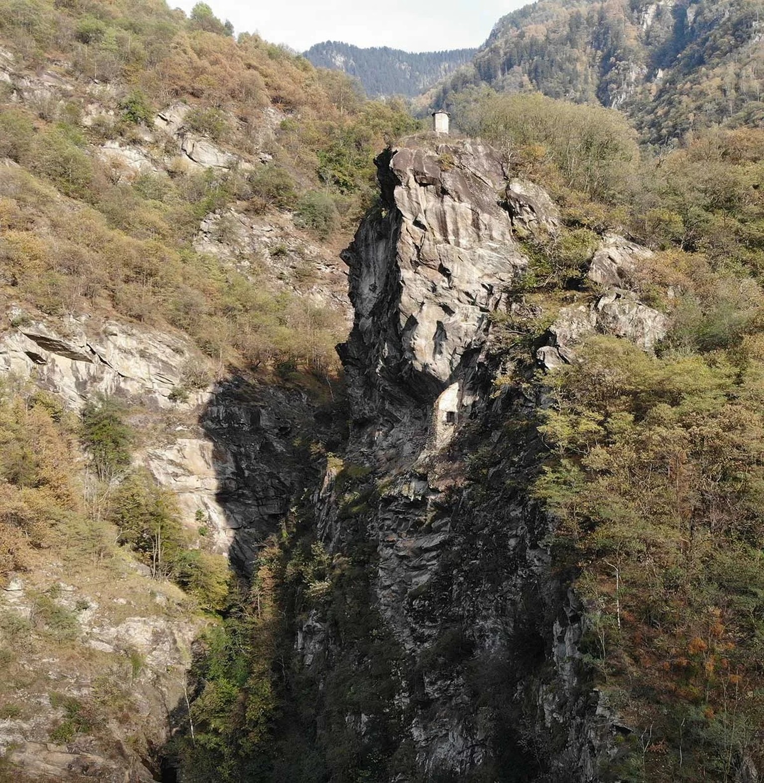 Die Casa von Malvaglia ist wohl die älteste der seltsamen Bauten.
https://commons.wikimedia.org/wiki/File:Malvaglia_-_9_von_10.jpg