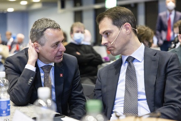 Le president du PLR Thierry Burkart, gauche, et Ignazio Cassis, president de la Confederation, droite, parlent lors de l&#039;assemblee des delegues du PLR Les Liberaux-Radicaux suisse ce samedi 12 fe ...