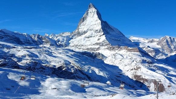 Themenbild - Skifahren, Skifahrer auf Skipisten in der Alpenregion Zermatt, Matterhorn, Wallis, Schweiz Skifahren, Alpinski auf breiten Skipisten, Skiabfahrten im Gletschergebiet Zermatt, Matterhorn i ...