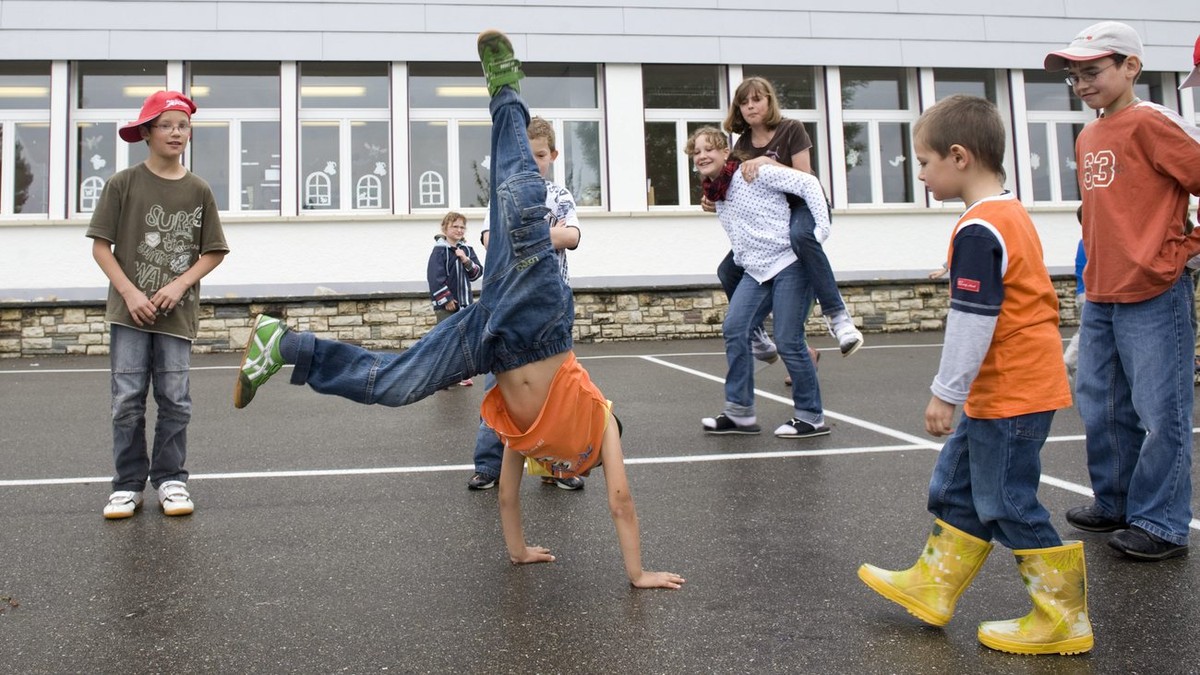 SDA SOMMERSERIE:
Schulhaus in Movelier am Dienstag, 17. Juni 2008. In den gemischten Klassen gehen deutschsprachige Kinder aus dem Dorf Ederswiler ueber die Sprachgrenze hinweg zur Schule. (KEYSTONE/G ...