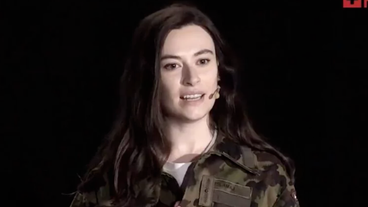 Sanija Ameti droht im Tarnanzug Köppel und sammelt Geld für eine Busse