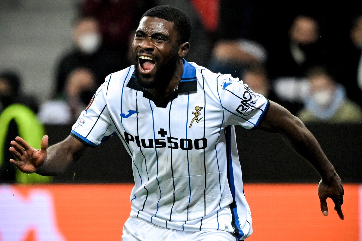 epa09832062 Atalanta's Jeremie Boga celebrates after scoring the 1-0 lead during the UEFA Europa League round of 16 second leg soccer match between Bayer 04 Leverkusen and Atalanta BC at BayArena ...